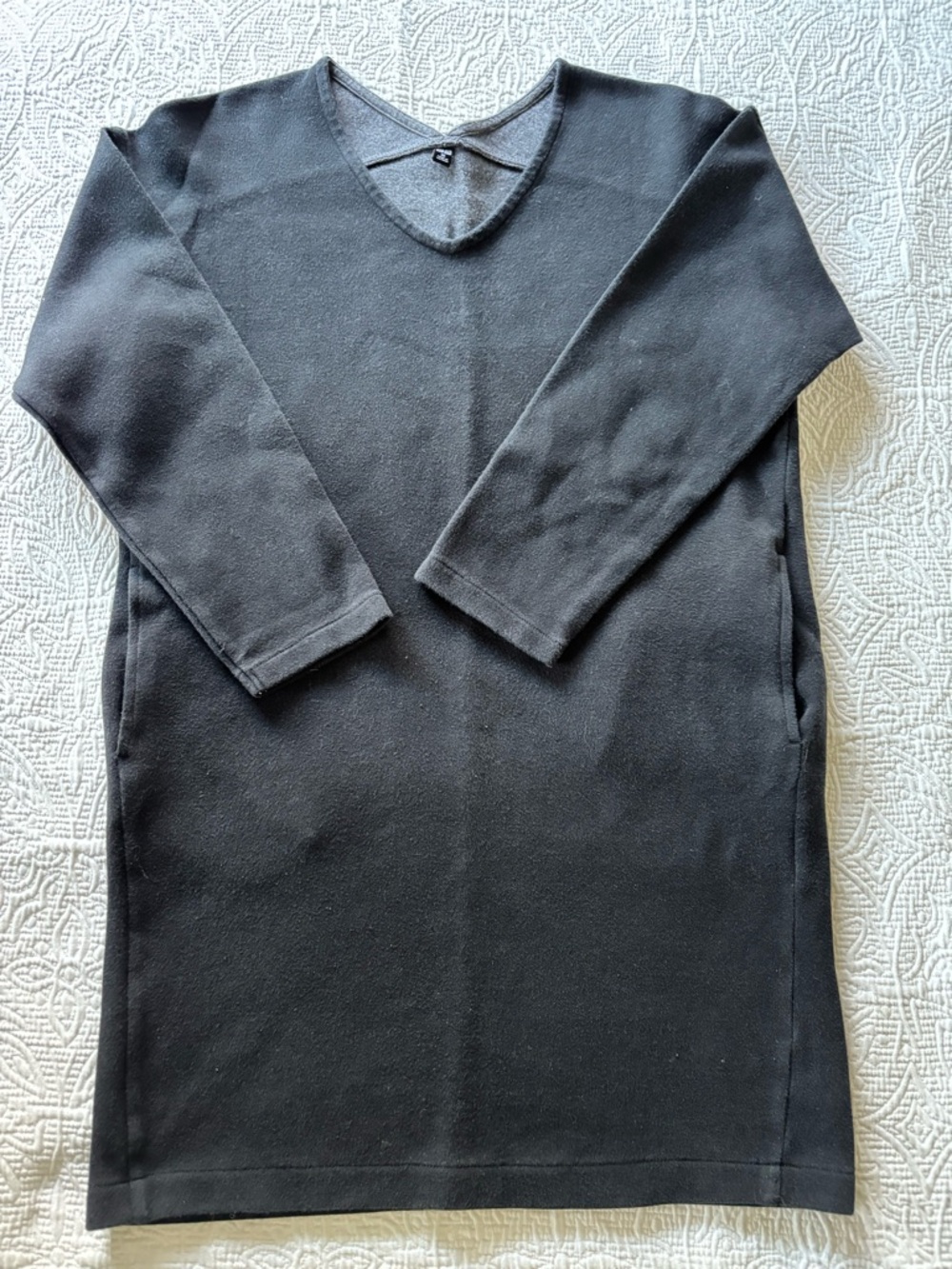 Uniqlo Women’s Black and Charcoal Gray V-Neck Knit Tunic